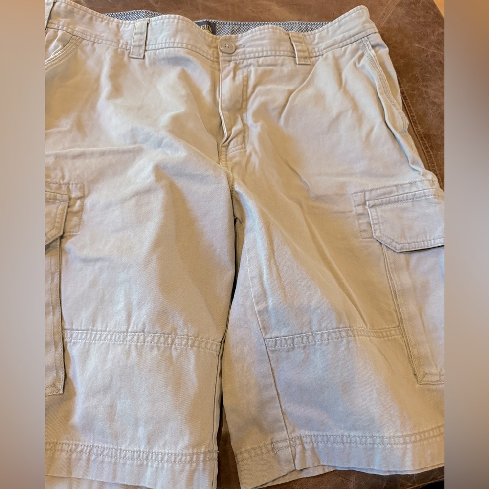 Men’s Cremieux Cargo Short Size 36. Dark khaki